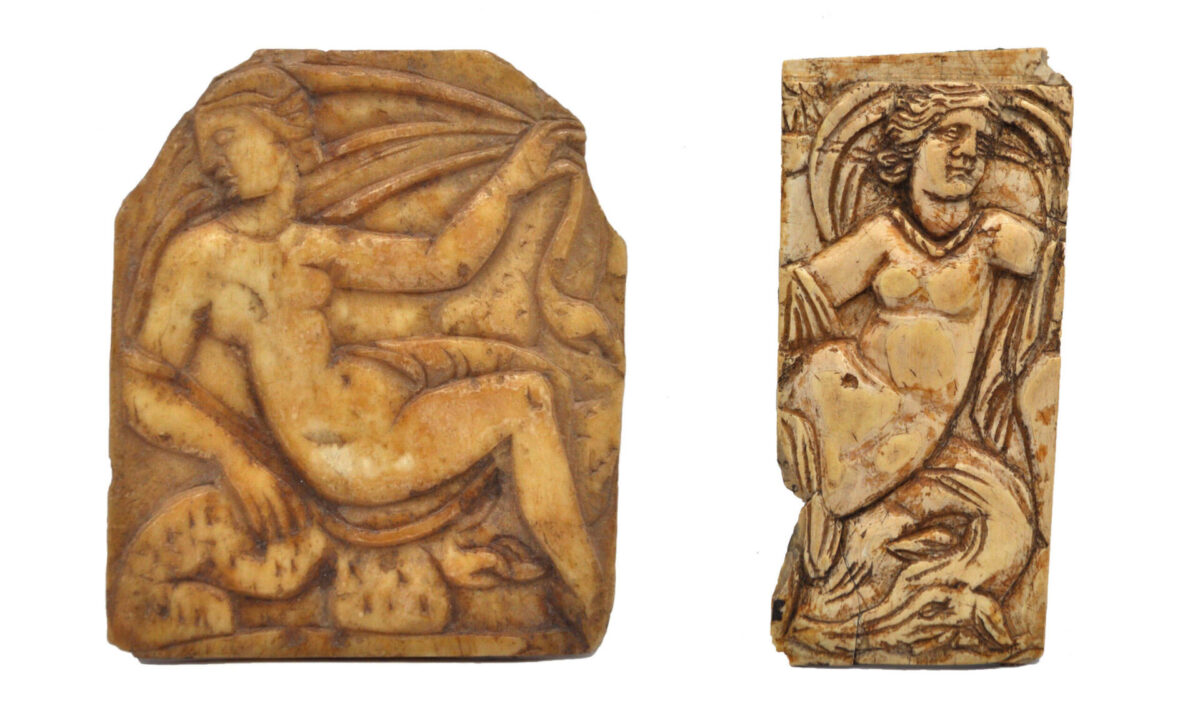 Οστέινα πλακίδια (αρ. κατ. ΑΙΓ 947, 949) που απεικονίζουν αναδυόμενες ή αποκαλυπτόμενες Αφροδίτες ή Νηρηίδες ανάμεσα σε δελφίνια και θαλάσσια όντα. (Φωτογραφικό Αρχείο Εθνικού Αρχαιολογικού Μουσείου)
