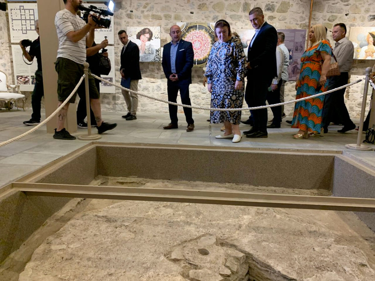 Ξενάγηση στο Δίδυμο Οθωμανικό Λουτρό. Πηγή εικόνας: ΥΠΠΟ.