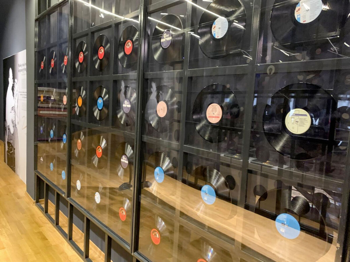 Δίσκοι στο Μουσείο Τσιτσάνη. Πηγή εικόνας: ΥΠΠΟ.