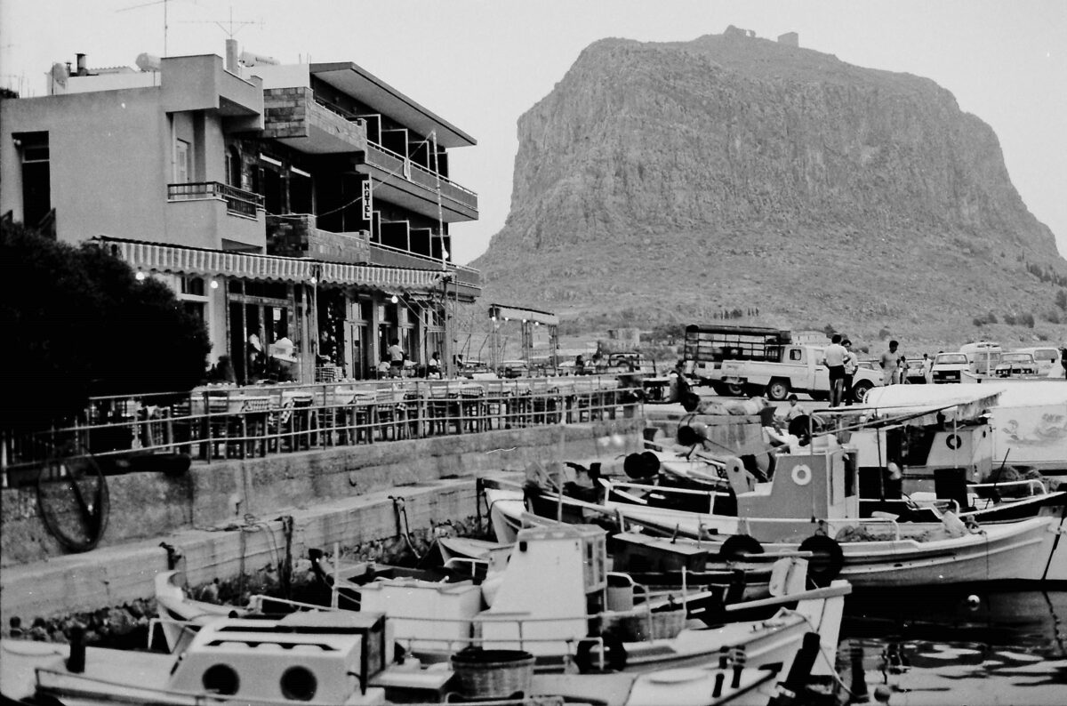 Μονεμβασιά. Φωτογραφία του Poul Rasmussen από την έκθεση που παρουσιάζεται στον Άγιο Νικόλαο Κάστρου Μονεμβασίας.