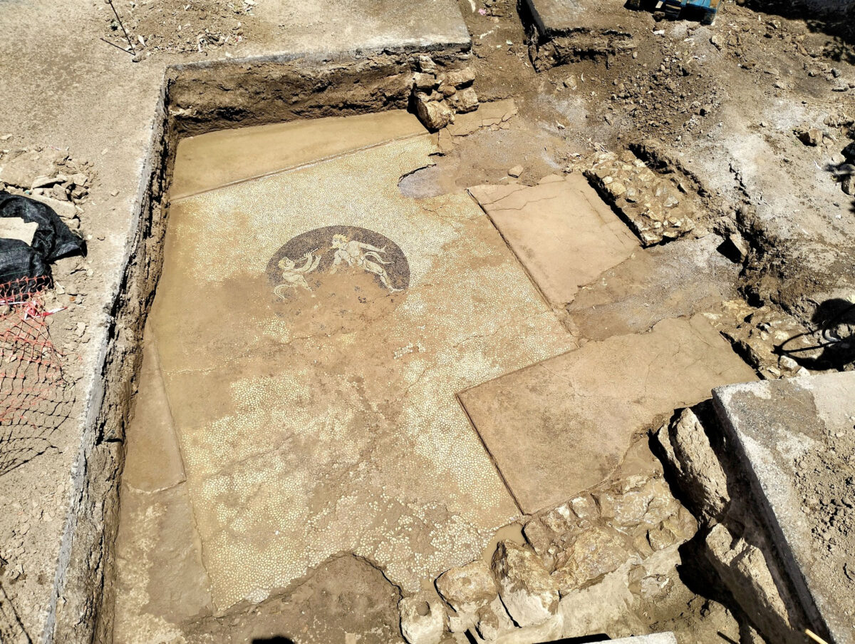 Ψηφιδωτό με παράσταση Σατύρων αποκαλύφθηκε στην Ερέτρια