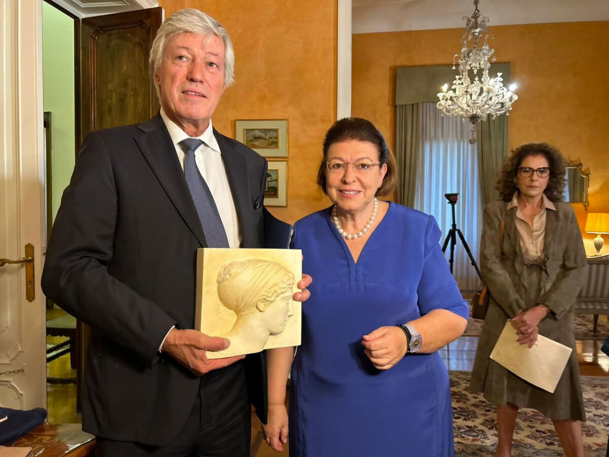 Η Υπουργός Πολιτισμού Λίνα Μενδώνη με τον Paolo Catti De Gasperi, εγγονό του Ιταλού Πρωθυπουργού Αlcide de Gasperi (1945-1953). Πηγή εικόνας: ΥΠΠΟ.