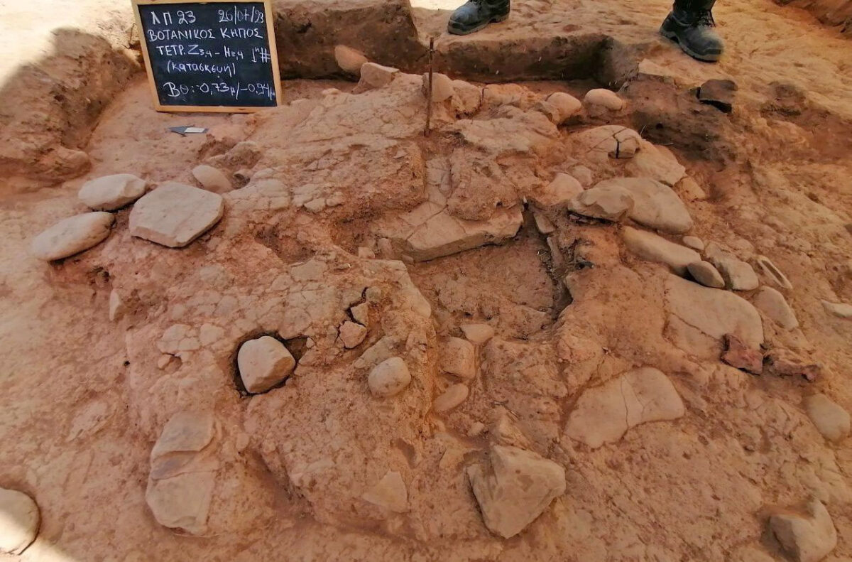 Εικ. 3. Η κυκλική κατασκευή από λίθους ψαμμίτη και άργιλο στα τετράγωνα Ζ3-Ζ4-Η3-Η4, πιθανόν φούρνος. Πηγή εικόνας: ΥΠΠΟ.