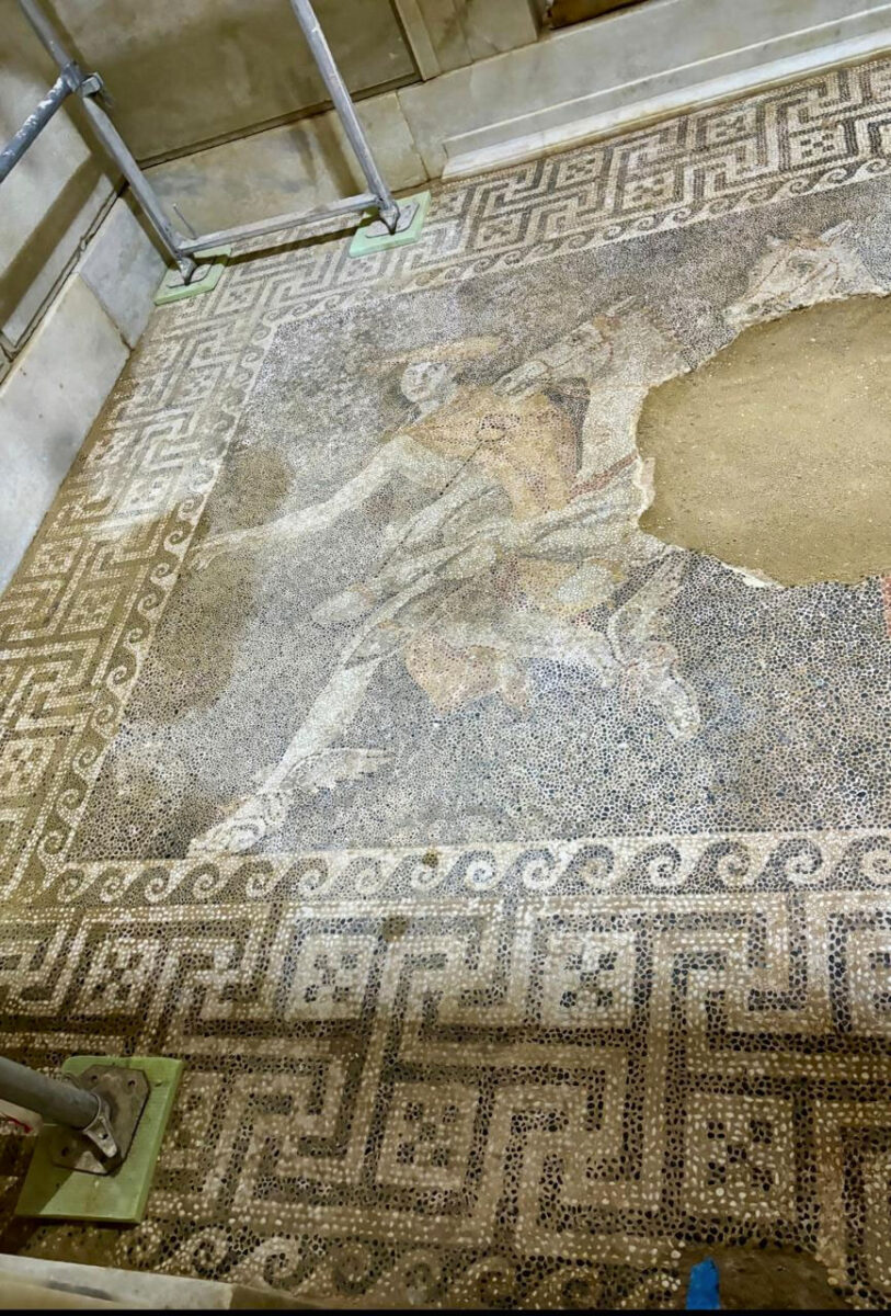 Το ψηφιδωτό της Αρπαγής της Περσεφόνης, στον Τύμβο Καστά. Πηγή εικόνας: ΥΠΠΟ.
