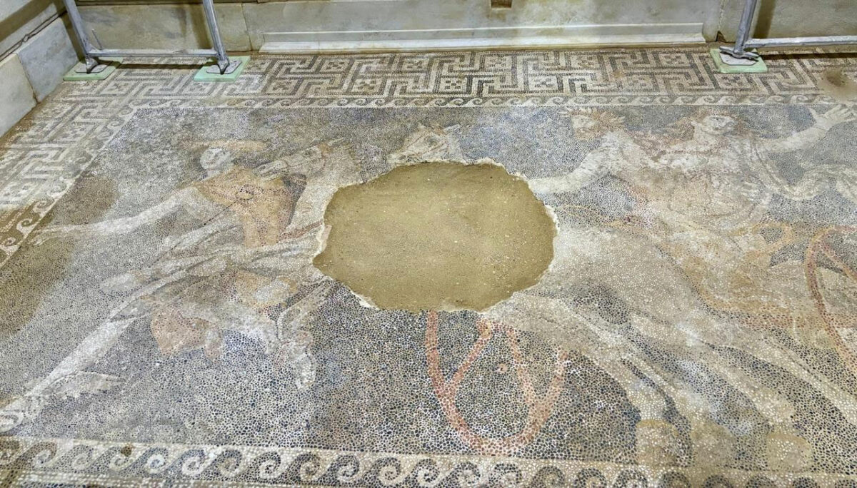 Αυτοψία της Λίνας Μενδώνη στον Τύμβο Καστά