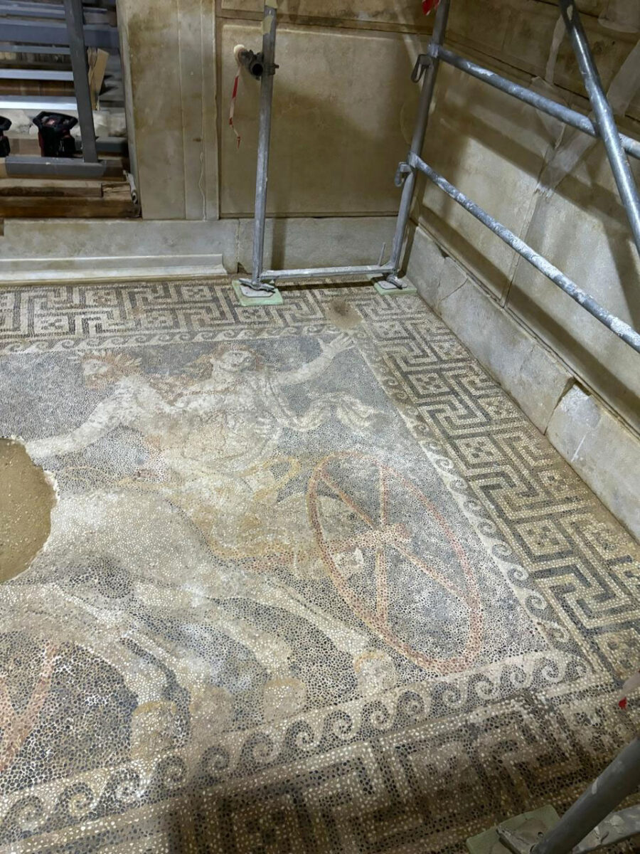 Το ψηφιδωτό της Αρπαγής της Περσεφόνης, στον Τύμβο Καστά. Πηγή εικόνας: ΥΠΠΟ.