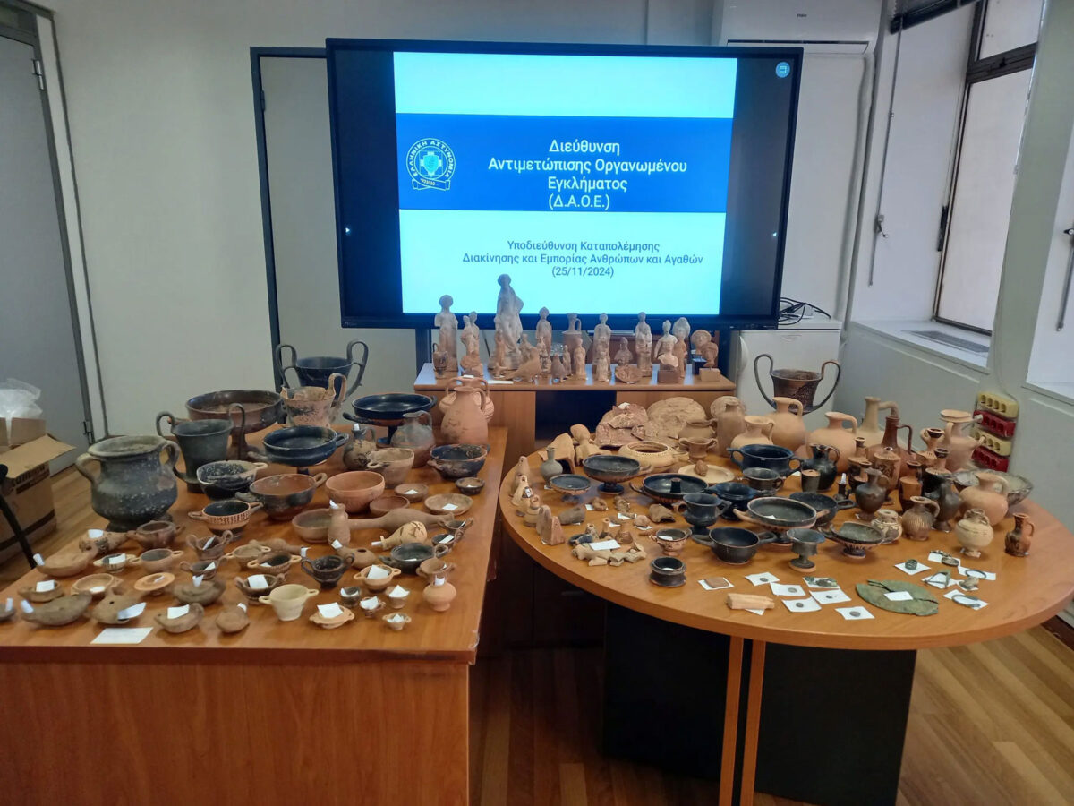 Οι αρχαιότητες που εντοπίστηκαν σε οικίες στον Άλιμο. Πηγή εικόνας: Ελληνική Αστυνομία.