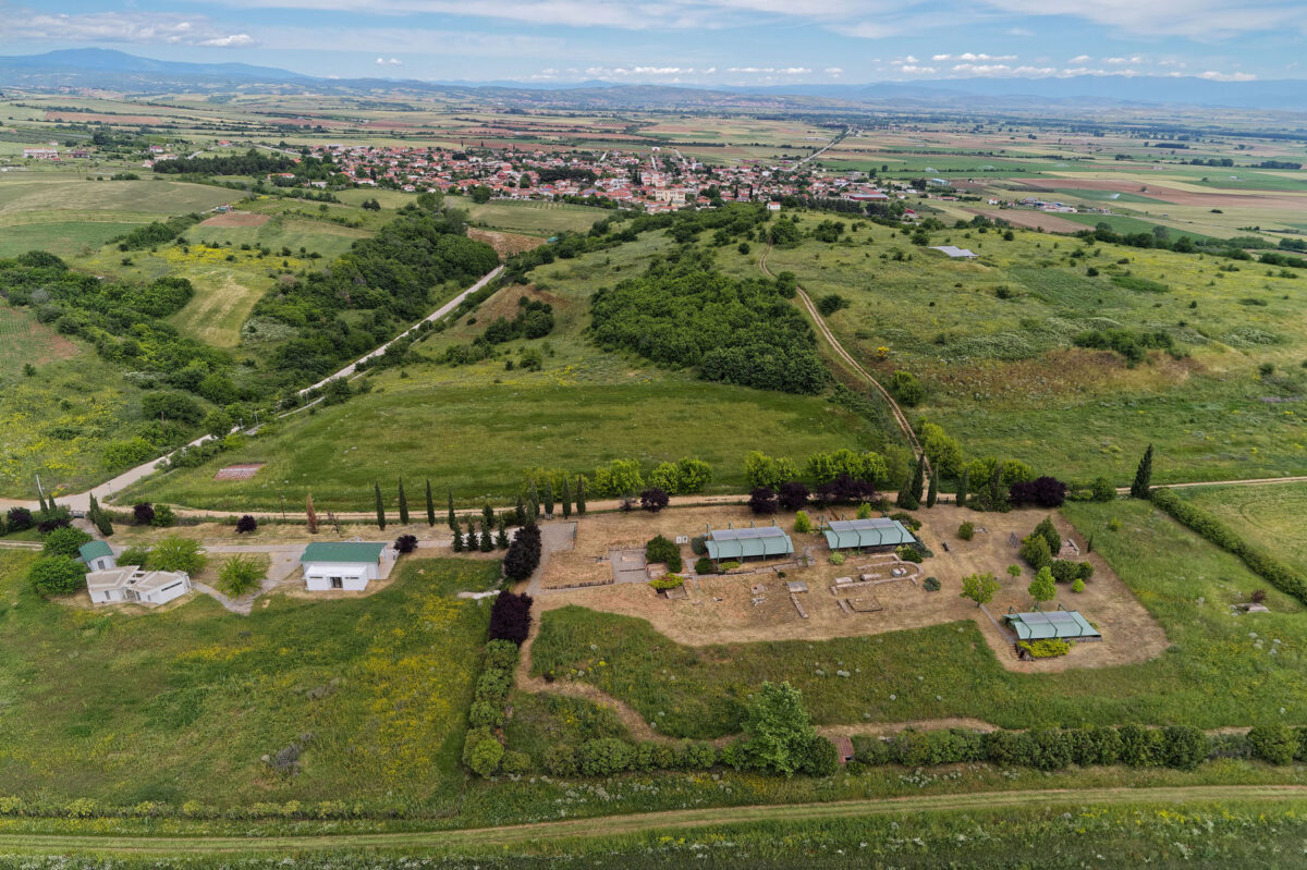 Αεροφωτογραφία με τη σύγχρονη κοινότητα Ευρωπού στο βάθος, τον λόφο της αρχαίας πόλης και τον οργανωμένο αρχαιολογικό χώρο. © Εφορεία Αρχαιοτήτων Κιλκίς.