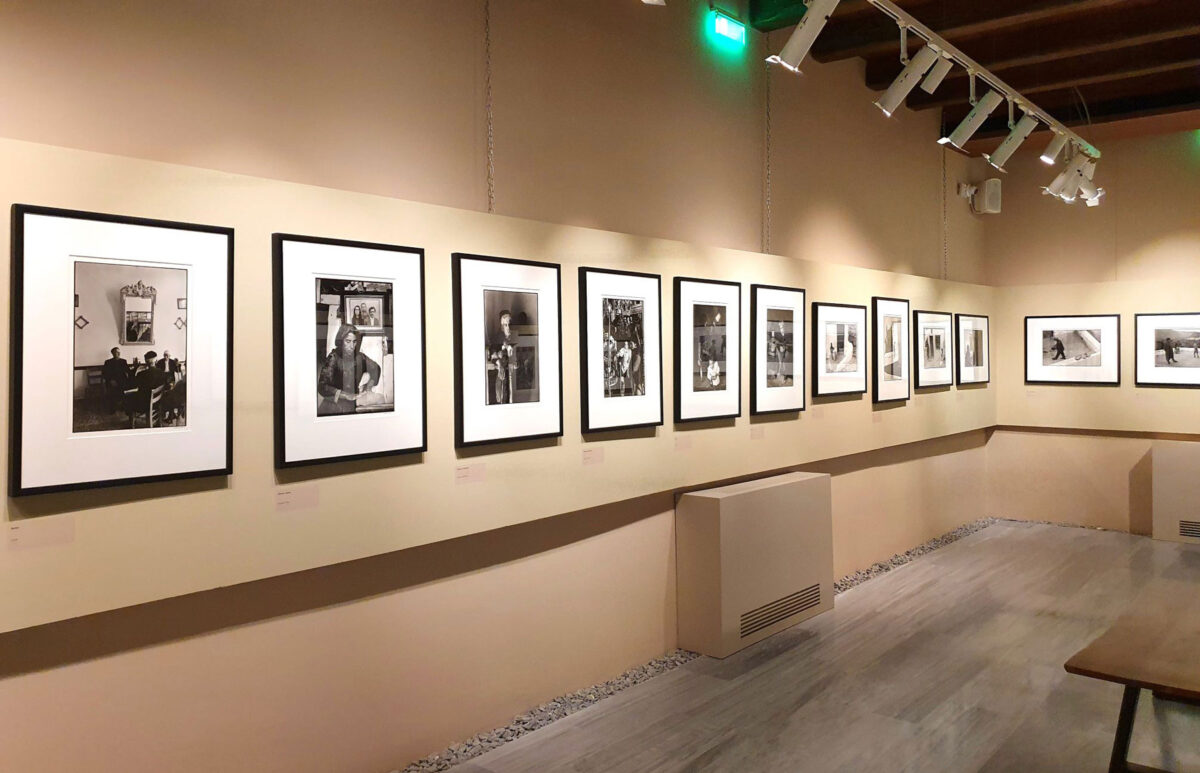 Άποψη της έκθεσης του Κωνσταντίνου Μάνου στο «Μαρμάρινο Σπίτι» στη Δράμα. Πηγή εικόνας: ΑΠΕ-ΜΠΕ.