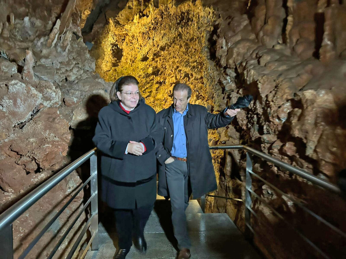 Η Υπουργός Πολιτισμού Λίνα Μενδώνη με τον Προϊστάμενο της Εφορείας Παλαιοανθρωπολογίας – Σπηλαιολογίας Ανδρέα Ντάρλα στο Σπήλαιο Πετραλώνων. Πηγή εικόνας: ΥΠΠΟ.