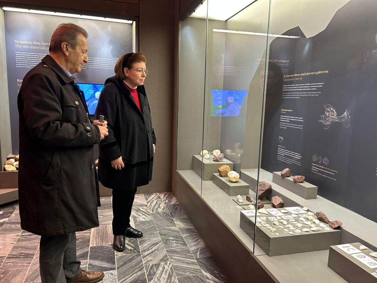 Η Υπουργός Πολιτισμού Λίνα Μενδώνη με τον Προϊστάμενο της Εφορείας Παλαιοανθρωπολογίας – Σπηλαιολογίας Ανδρέα Ντάρλα στο Μουσείο Πετραλώνων. Πηγή εικόνας: ΥΠΠΟ.