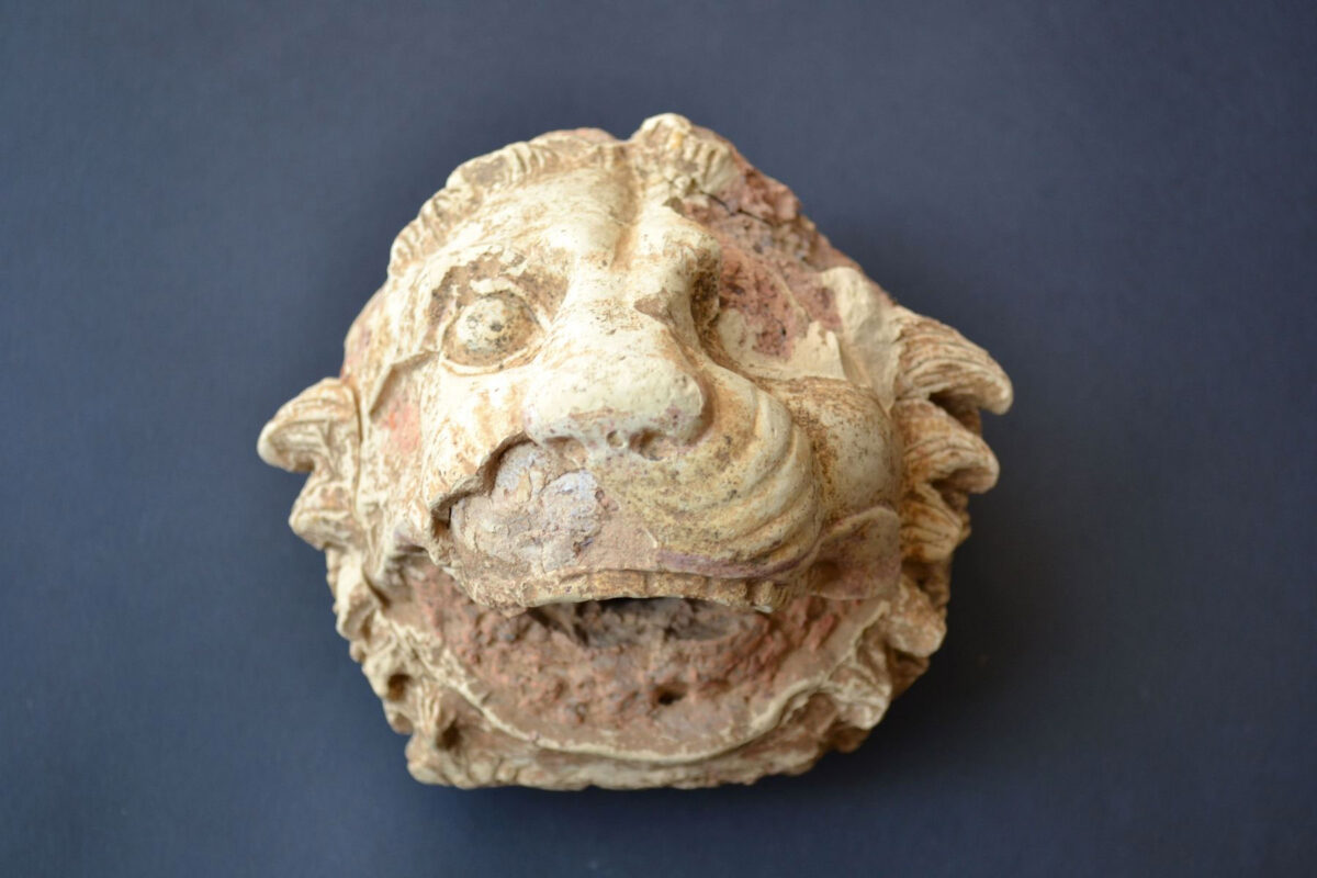 Πήλινη υδρορρόη σε σχήμα λεοντοκεφαλής. Πηγή εικόνας: ΥΠΠΟ.