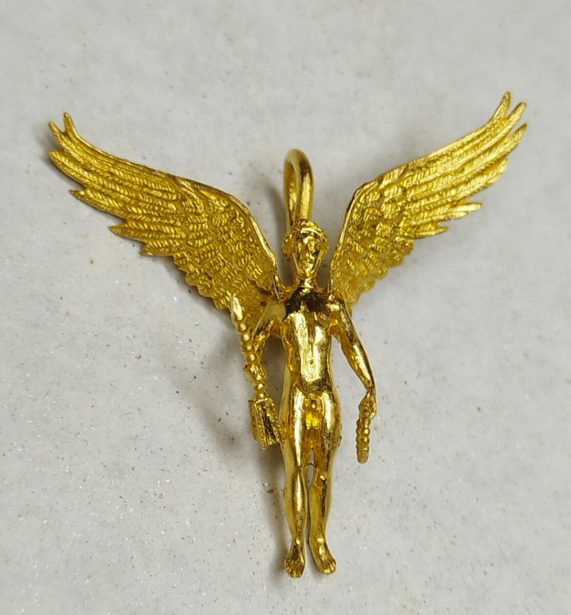 Χρυσό συμπαγές ενώτιο. Πηγή εικόνας: ΥΠΠΟ.