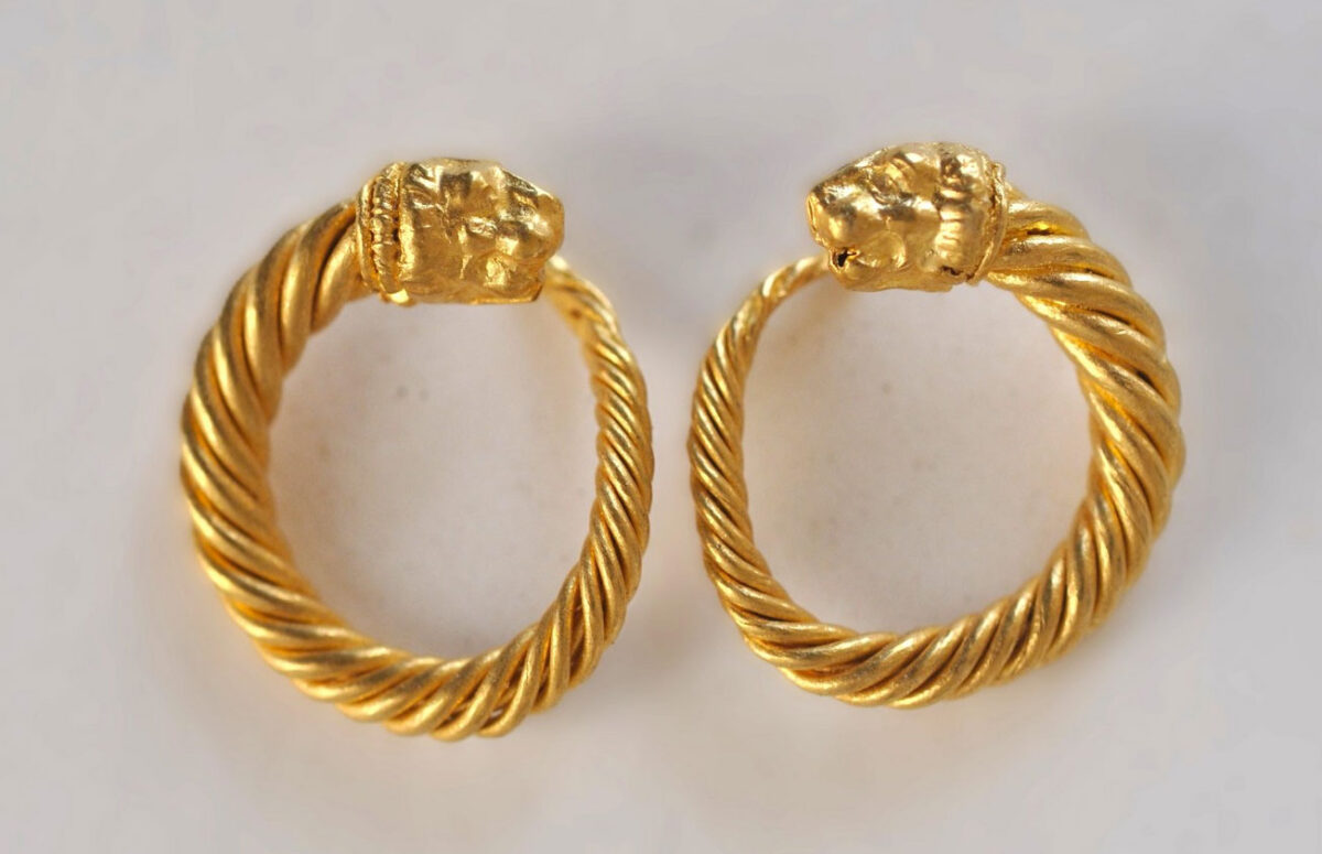 Ζεύγος χρυσών ενωτίων. Πηγή εικόνας: ΥΠΠΟ.