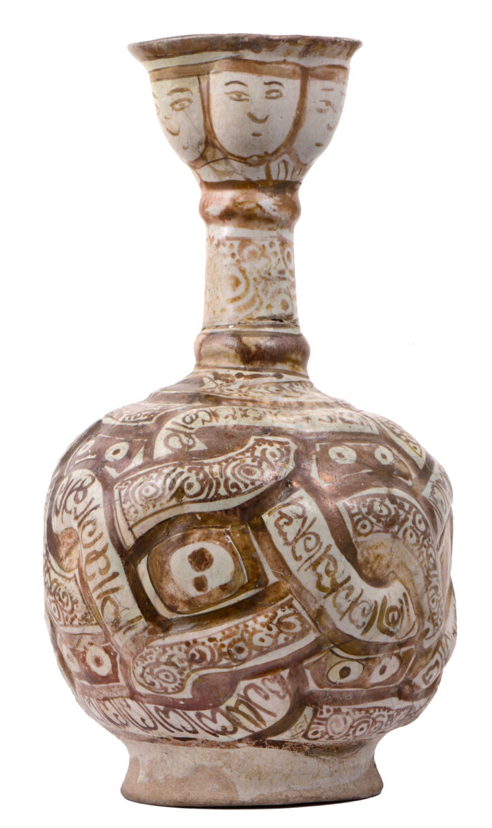 Κεραμική φιάλη με μεταλλικά χρώματα. Εποχή Σελτζούκων. Ιράν, Κασάν, τέλη 12ου αι.–αρχές 13ου αι. Ύψος 26 εκ. Δωρεά Μαρίνας Λάππα Διομήδους. Μουσείο Μπενάκη 705.