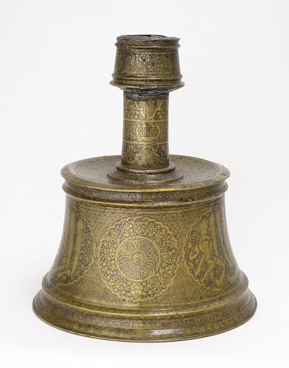 Ορειχάλκινο κηροπήγιο. Εποχή Μαμελούκων. Αίγυπτος 1320-1340. Ύψος 40 εκ., διάμ. 33 εκ. Μουσείο Μπενάκη 13048.