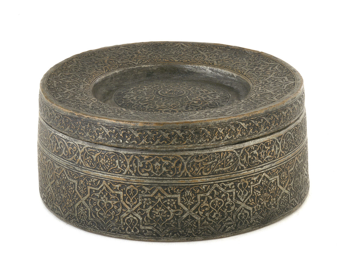 Επικασσιτερωμένη κυκλική πυξίδα με πυκνό σκαλιστό διάκοσμο. Εποχή Σαφαβιδών. Ιράν, τέλη 16ου - αρχές 17ου αι. Διάμ. 18 εκ. Μουσείο Μπενάκη 13169.