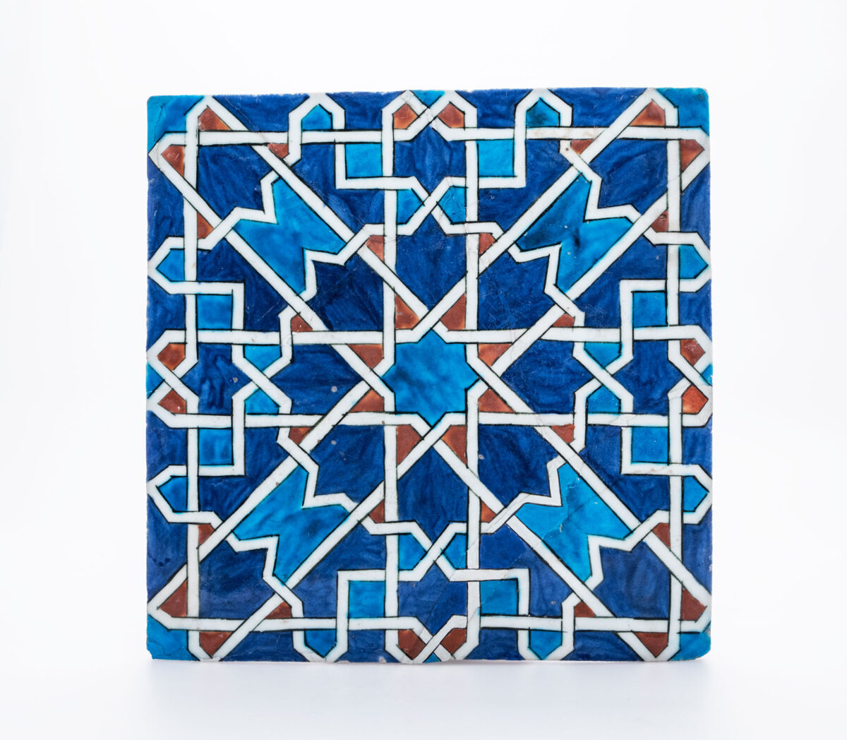 Κεραμικό πλακίδιο με γεωμετρική διακόσμηση. Εποχή Οθωμανών. Τουρκία, Ιζνίκ, μέσα 16ου αι. Ύψος 28 εκ., πλάτος 28 εκ. Μουσείο Μπενάκη 78.