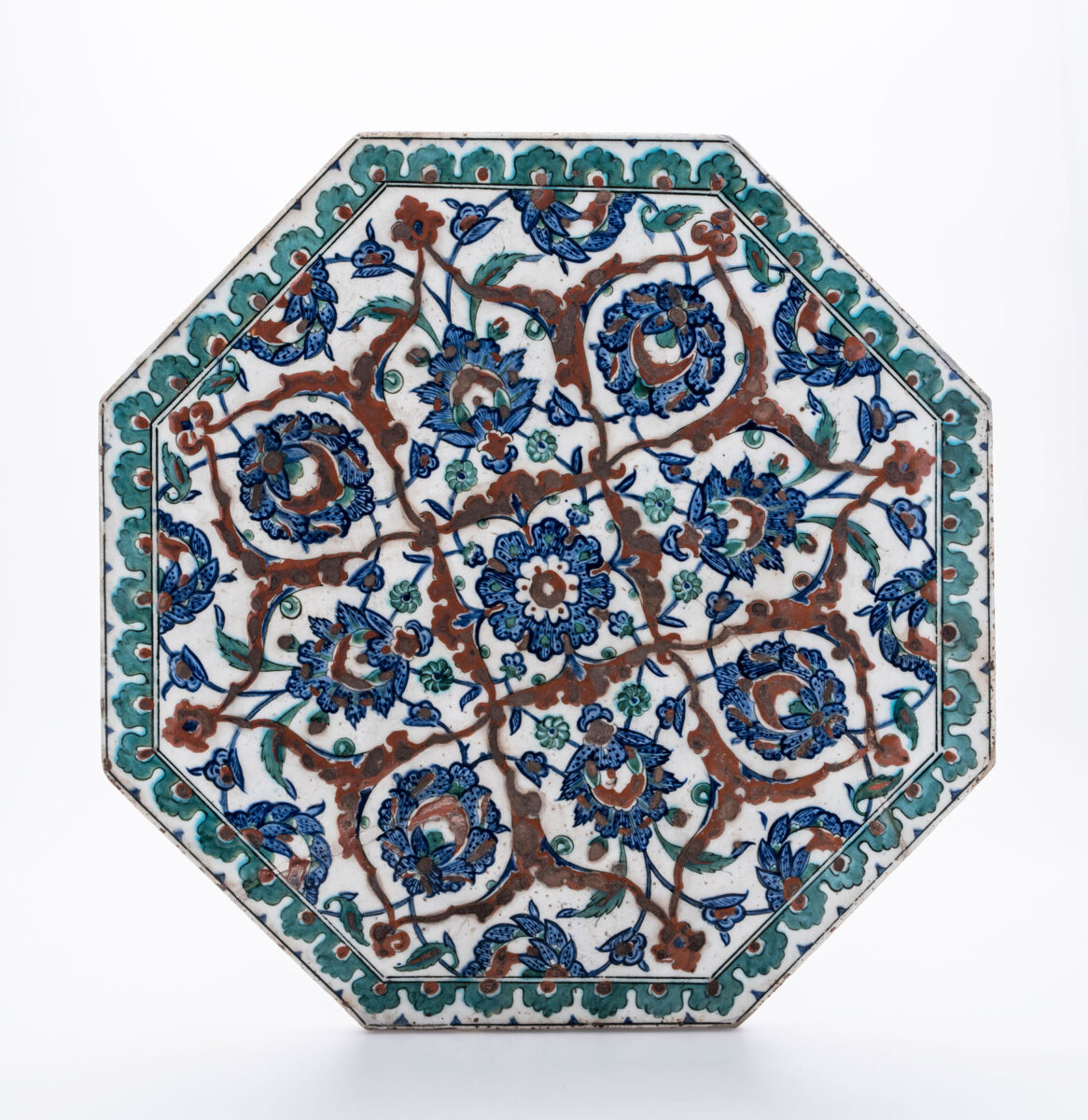 Οκταγωνικό κεραμικό πλακίδιο με φυτικό διάκοσμο. Εποχή Οθωμανών. Τουρκία, Ιζνίκ, περίπου 1570. Διάμ. 44 εκ. Μουσείο Μπενάκη 103.