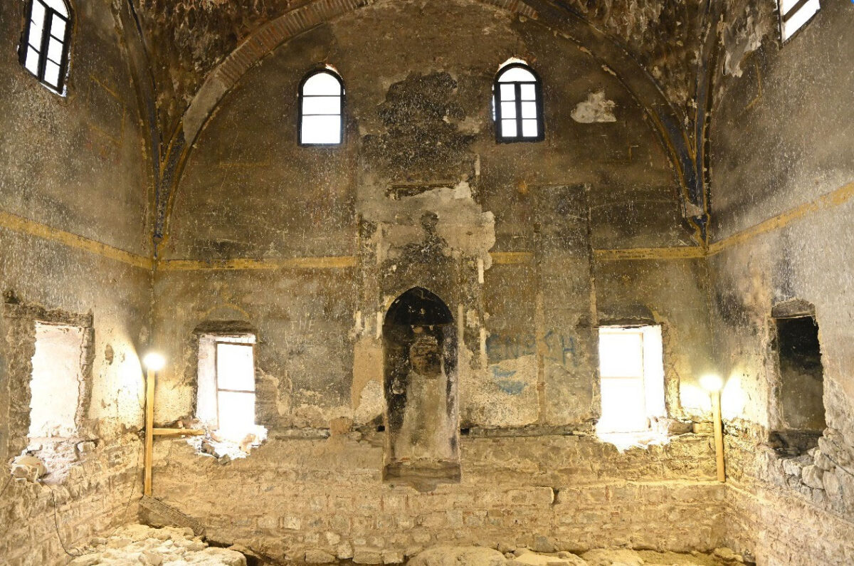 Εσωτερική λήψη από την κεντρική είσοδο του τεμένους μετά την ολοκλήρωση των αποχωματώσεων. Πηγή εικόνας: ΥΠΠΟ.