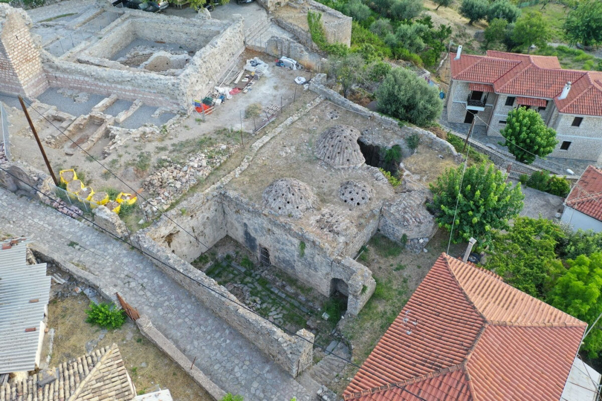 Άποψη του οθωμανικού λουτρού από ψηλά. Υφιστάμενη κατάσταση. Πηγή εικόνας: ΥΠΠΟ.