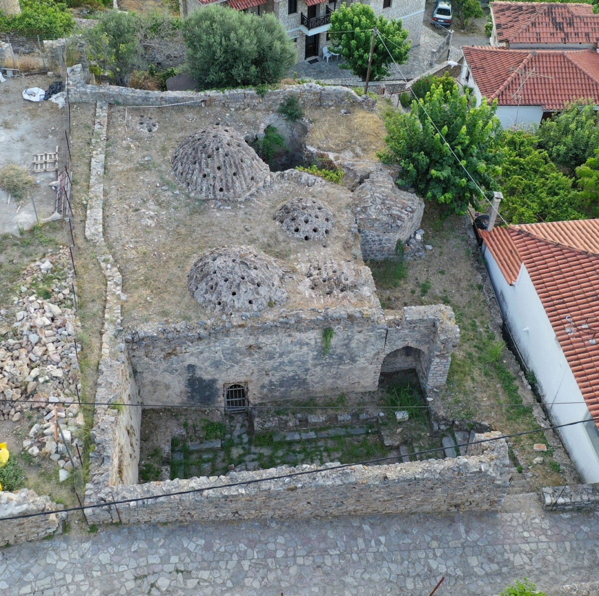 Άποψη του οθωμανικού λουτρού από ψηλά. Υφιστάμενη κατάσταση. Πηγή εικόνας: ΥΠΠΟ.