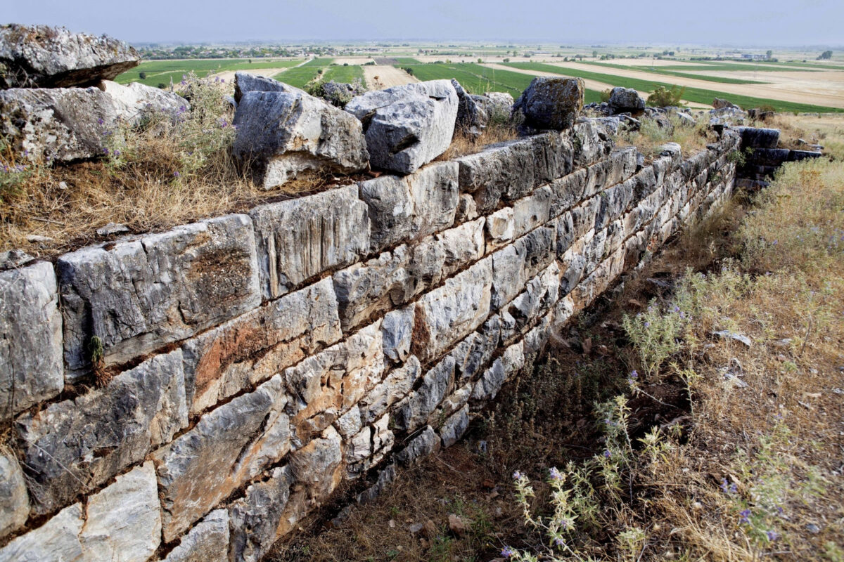 Άποψη του τείχους στην ακρόπολη της Αρχαίας Πέλιννας. Πηγή εικόνας: ΥΠΠΟ.