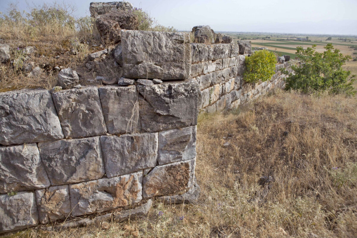 Άποψη του τείχους στην ακρόπολη της Αρχαίας Πέλιννας. Πηγή εικόνας: ΥΠΠΟ.