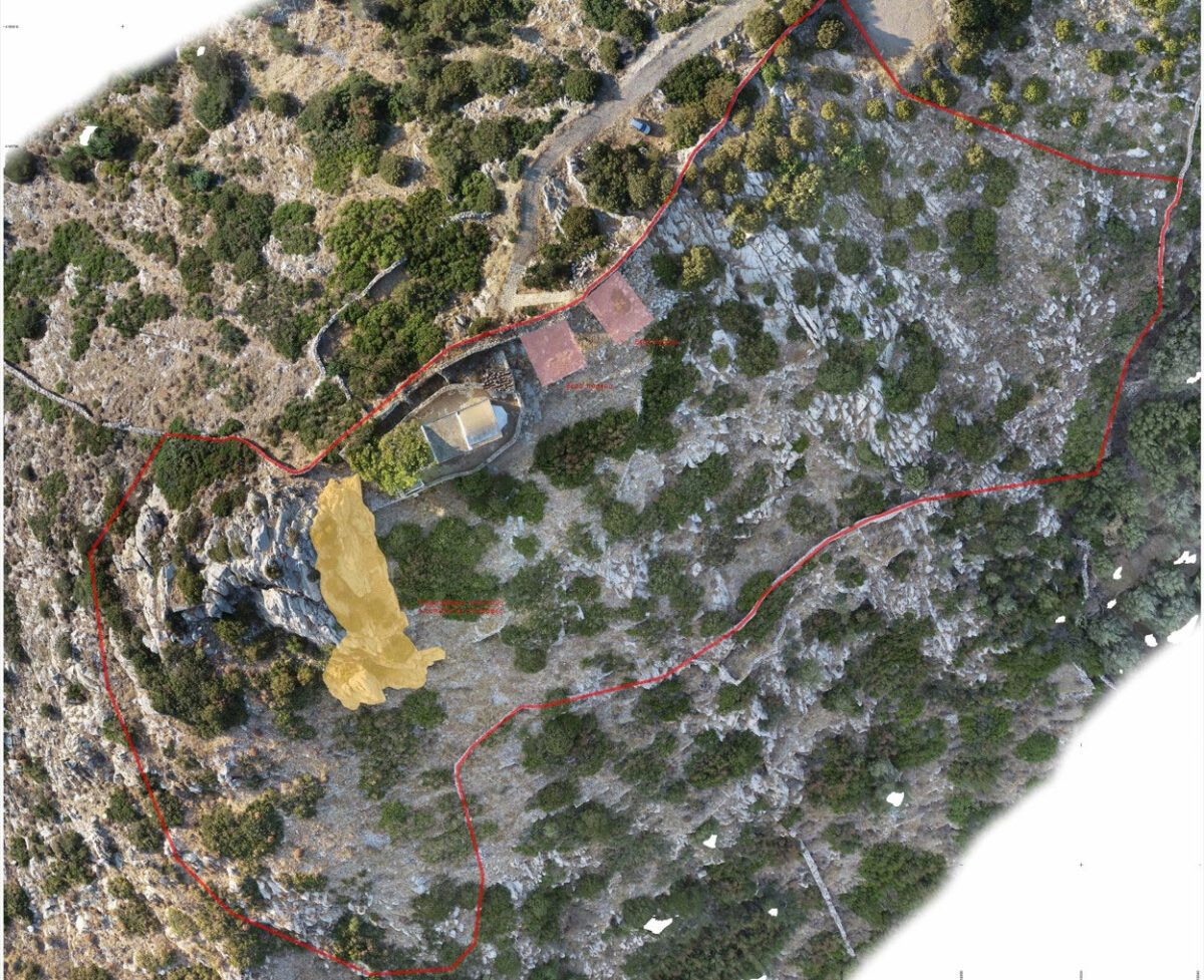 Αεροφωτογραφία της ακρόπολης του Άη Γιώργη. Με κόκκινο σημειώνεται η πορεία του τείχους. Πηγή εικόνας: ΥΠΠΟ.