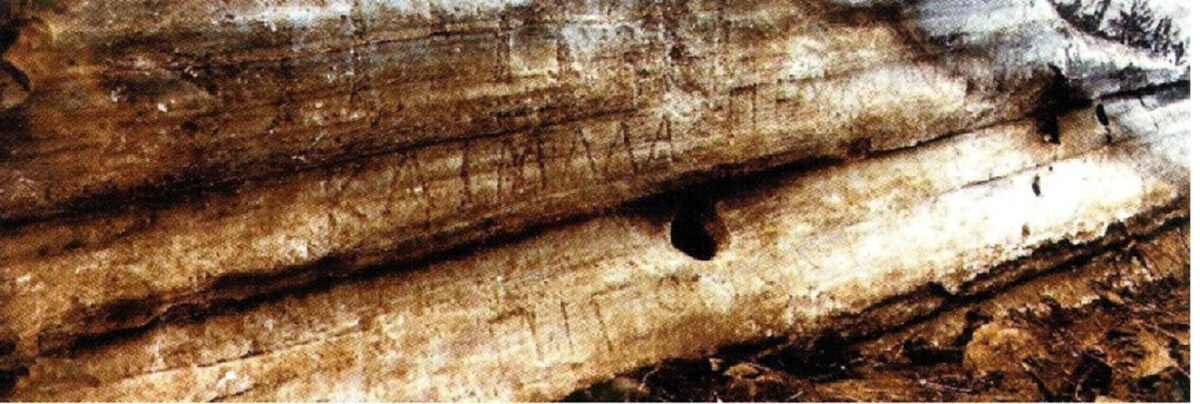 Επιγραφή στον βράχο: Κορσιητών Ακρόπολιν. Πηγή εικόνας: ΥΠΠΟ.