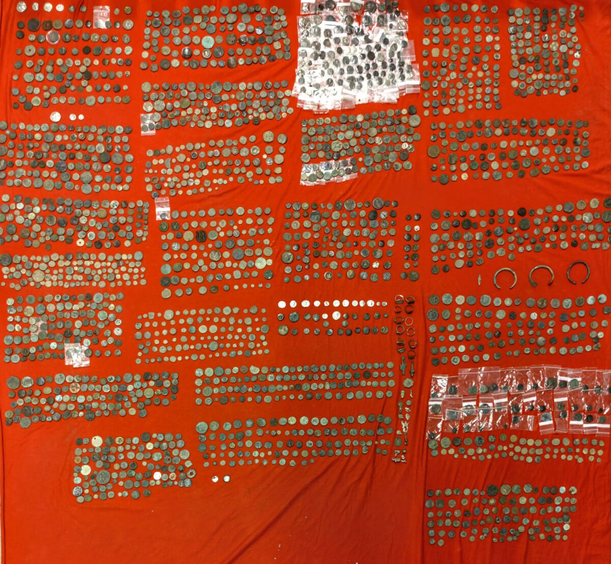 2.456 αρχαία νομίσματα εντοπίστηκαν στην οικία ενός 34χρονου σε περιοχή της Θεσσαλονίκης. Πηγή εικόνας: Ελληνική Αστυνομία.