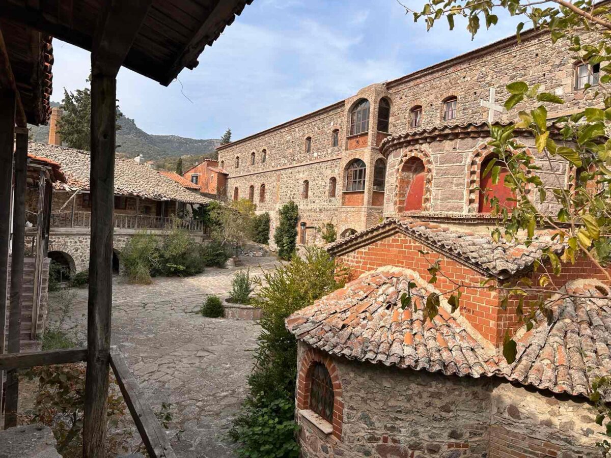 Στη Μονή Λειμώνος Λέσβου. Πηγή εικόνας: ΑΠΕ-ΜΠΕ (ευγενική παραχώρηση από τους καθηγητές Φίλιππο Ρονκόνι και Χρήστο Αραμπατζή).