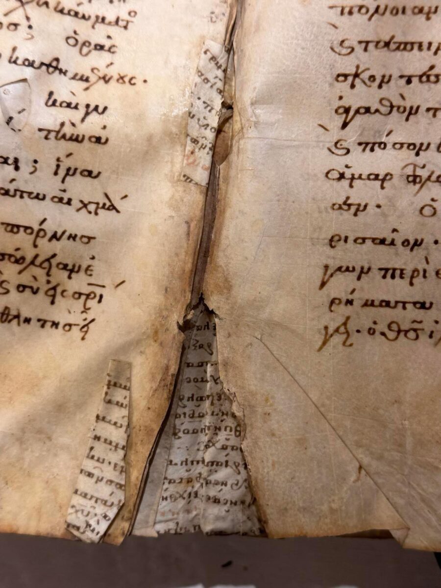 Χειρόγραφο με περγαμηνή. Πηγή εικόνας: ΑΠΕ-ΜΠΕ (ευγενική παραχώρηση από τους καθηγητές Φίλιππο Ρονκόνι και Χρήστο Αραμπατζή).