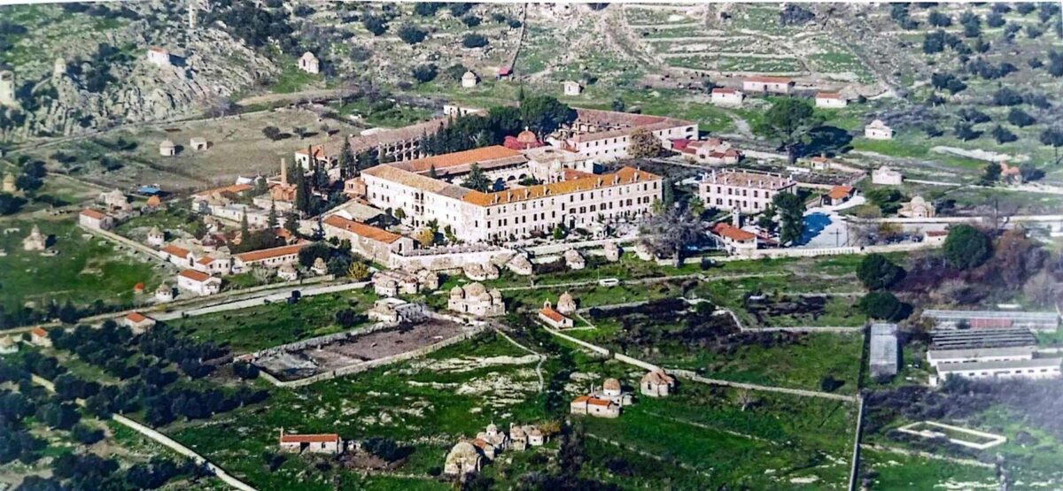 Η Μονή Λειμώνος από ψηλά. Πηγή εικόνας: ΑΠΕ-ΜΠΕ (ευγενική παραχώρηση από τους καθηγητές Φίλιππο Ρονκόνι και Χρήστο Αραμπατζή).