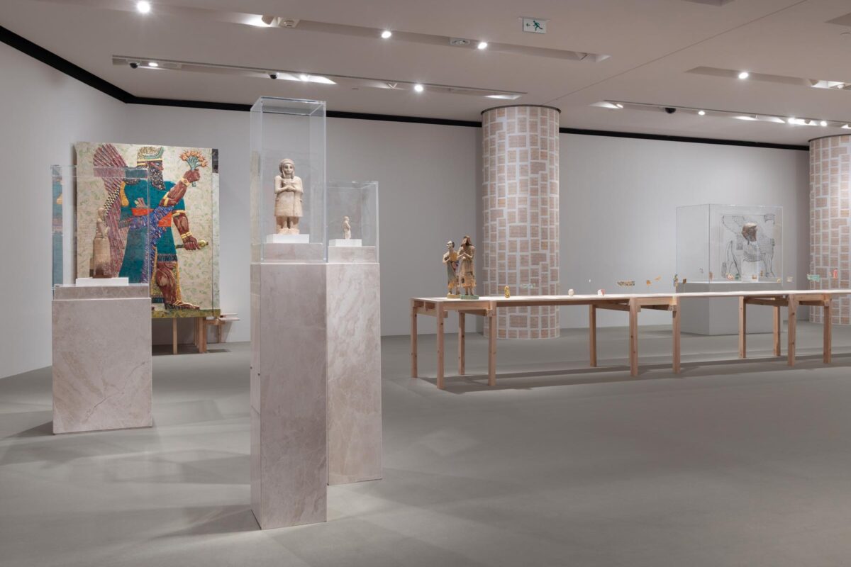 «Allspice | Michael Rakowitz & Ancient Cultures», 2025. Installation view. Συνεργασία NEON και Μουσείο Ακρόπολης. Φωτ. © Ναταλία Τσουκαλά. Ευγενική παραχώρηση ΝΕΟΝ, Μουσείο Ακρόπολης και ο καλλιτέχνης.