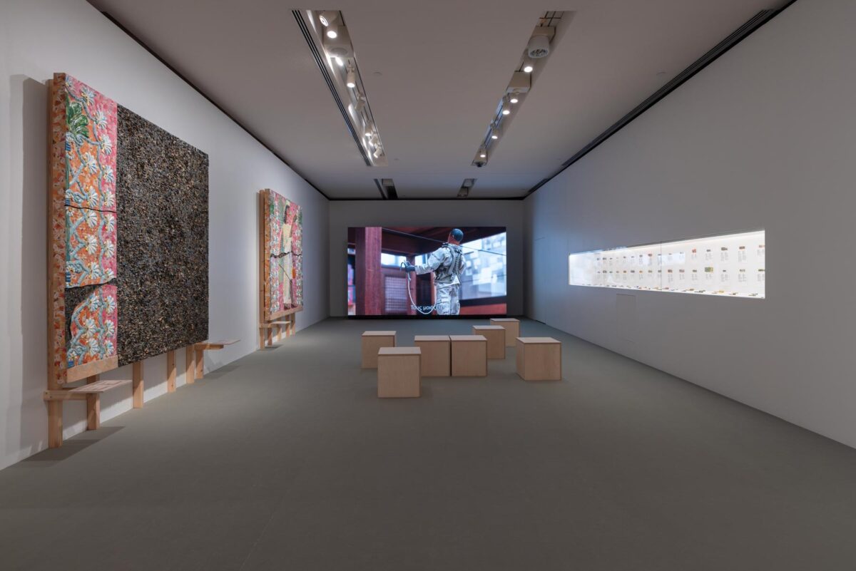 «Allspice | Michael Rakowitz & Ancient Cultures», 2025. Installation view. Συνεργασία NEON και Μουσείο Ακρόπολης. Φωτ. © Ναταλία Τσουκαλά. Ευγενική παραχώρηση ΝΕΟΝ, Μουσείο Ακρόπολης και ο καλλιτέχνης.