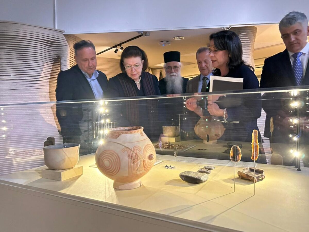 Από αριστερά: Στέλιος Αγγελούδης, Λίνα Μενδώνη, Γέρων Χριστόφορος Ιβηρίτης, Αντρέας Ντάρλας, Αναστασία Γκαδόλου, Φώτης Γεωργιάδης στα εγκαίνια της έκθεσης. Πηγή εικόνας: ΥΠΠΟ.