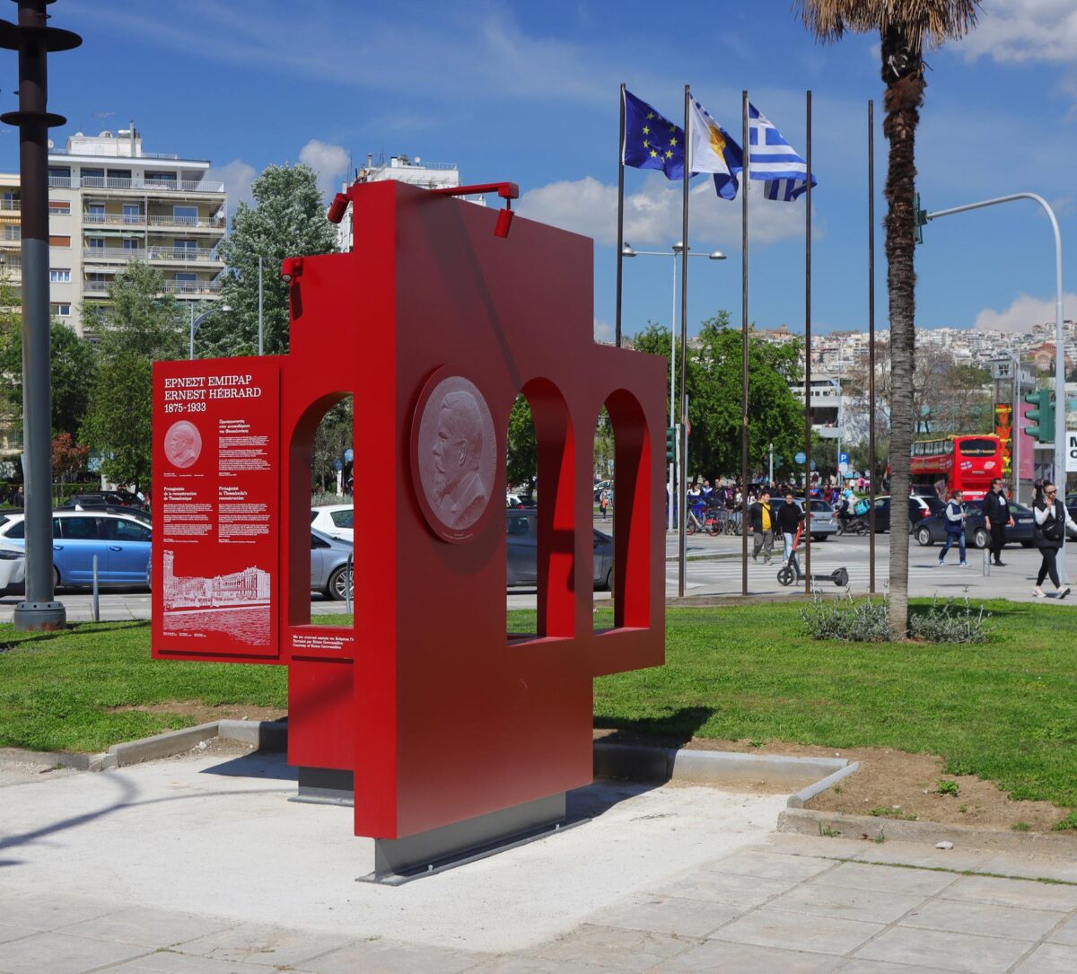 Στόχος της εγκατάστασης είναι να συμβάλει στην καλύτερη δυνατή ενημέρωση του κοινού για τη συμβολή του Εμπράρ στη διαμόρφωση της σύγχρονης Θεσσαλονίκης. Φωτ.: ΑΠΕ-ΜΠΕ / Ν. Καλογήρου.