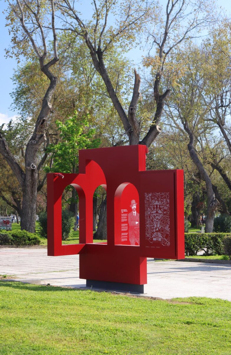 Στόχος της εγκατάστασης είναι να συμβάλει στην καλύτερη δυνατή ενημέρωση του κοινού για τη συμβολή του Εμπράρ στη διαμόρφωση της σύγχρονης Θεσσαλονίκης. Φωτ.: ΑΠΕ-ΜΠΕ / Ν. Καλογήρου.