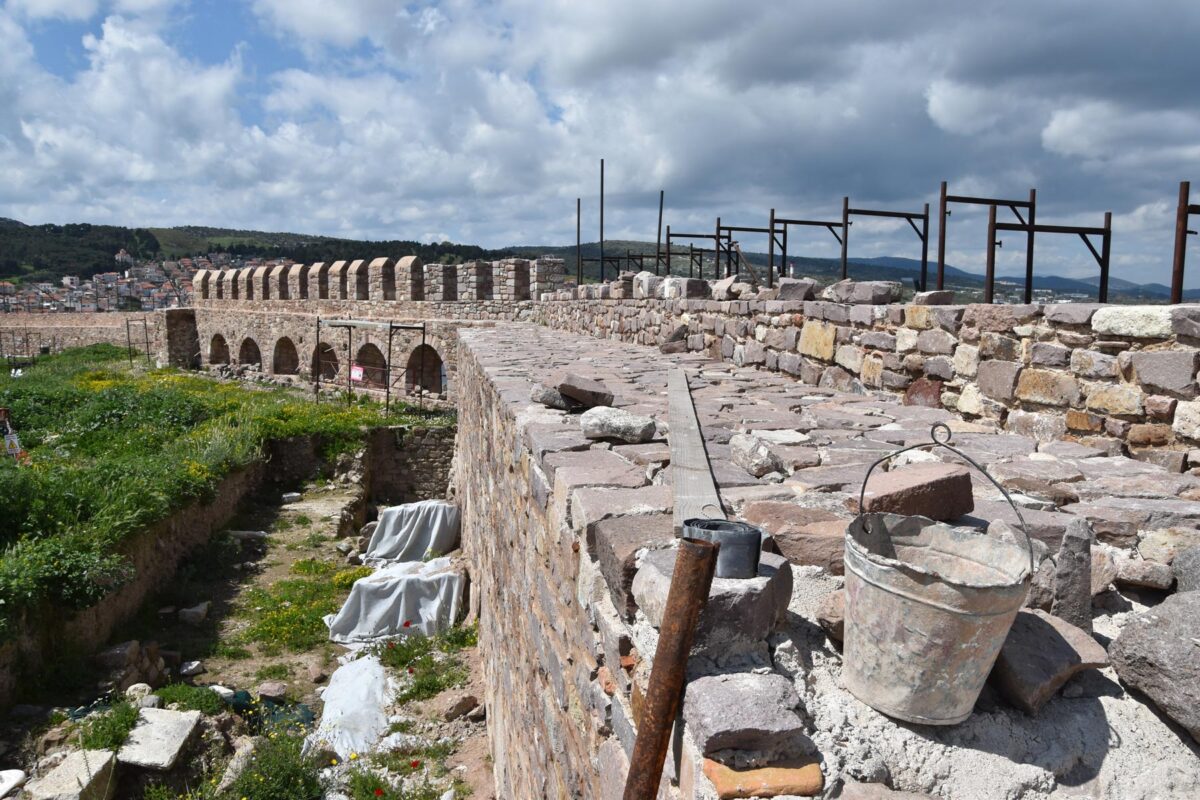 Αναστήλωση των τειχών του Κάστρου της Μυτιλήνης. Πηγή εικόνας: ΑΠΕ-ΜΠΕ.