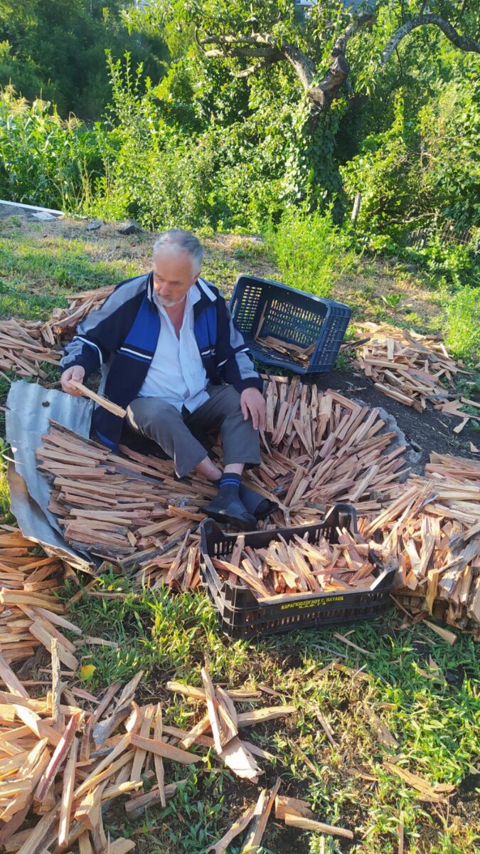 Στιγμιότυπο από την παραγωγή κατρανιού. Πηγή εικόνας: ΑΠΕ-ΜΠΕ. Φωτ.: Κώστας Παγανιάς.
