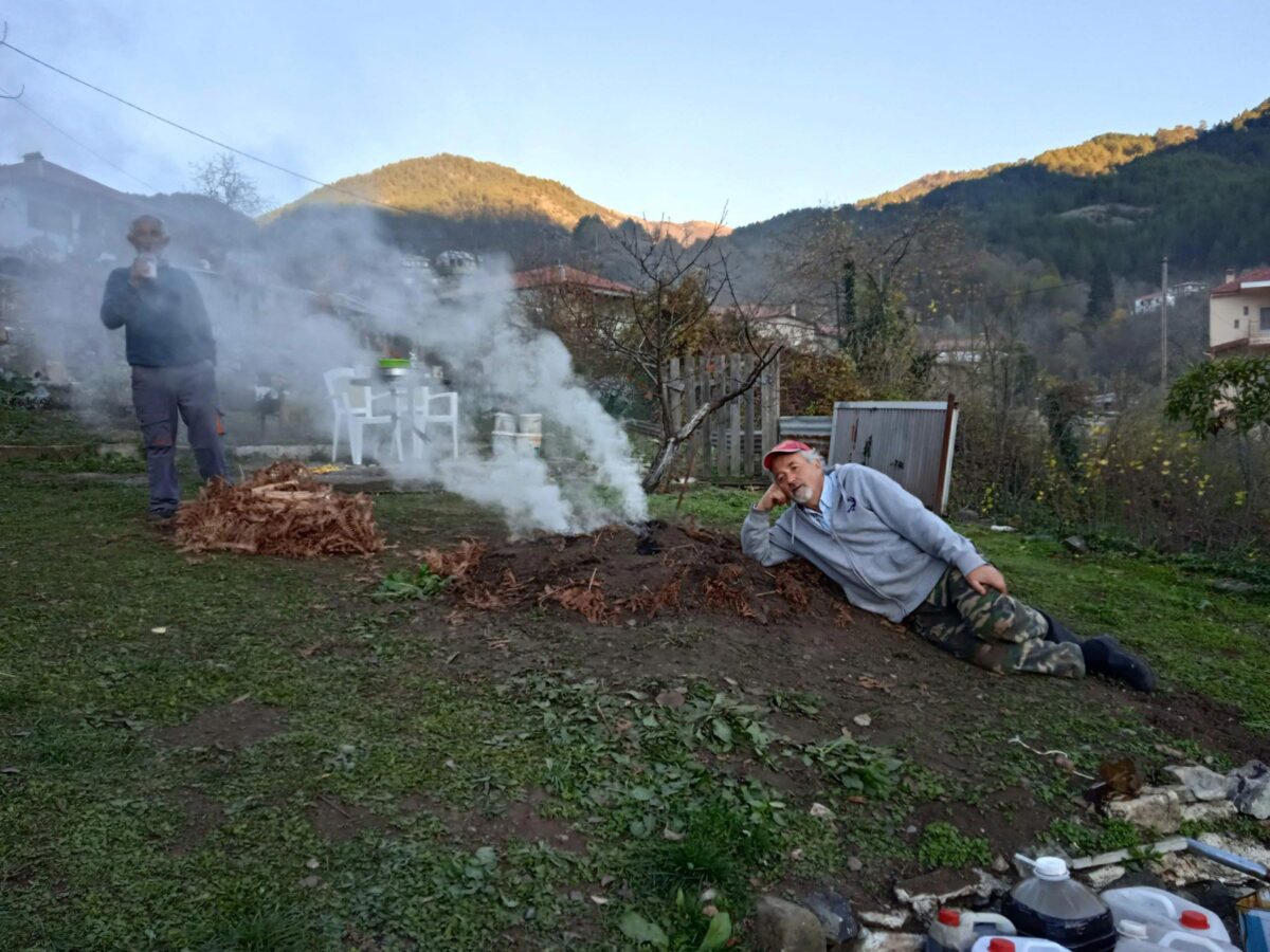 Στιγμιότυπο από την παραγωγή κατρανιού. Πηγή εικόνας: ΑΠΕ-ΜΠΕ. Φωτ.: Κώστας Παγανιάς.