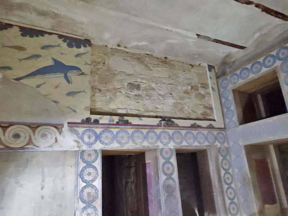 Κνωσός: Αποκολλήθηκε αντίγραφο της τοιχογραφίας των Δελφινιών