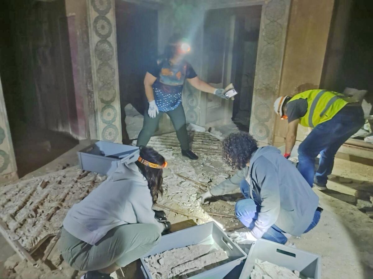 Απομάκρυνση των θραυσμάτων του αντιγράφου της τοιχογραφίας των Δελφινιών. Πηγή εικόνας: ΥΠΠΟ.