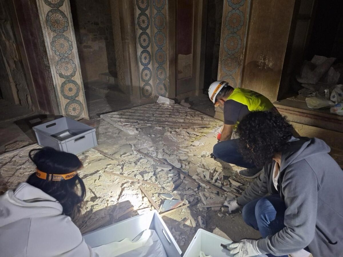 Απομάκρυνση των θραυσμάτων του αντιγράφου της τοιχογραφίας των Δελφινιών. Πηγή εικόνας: ΥΠΠΟ.