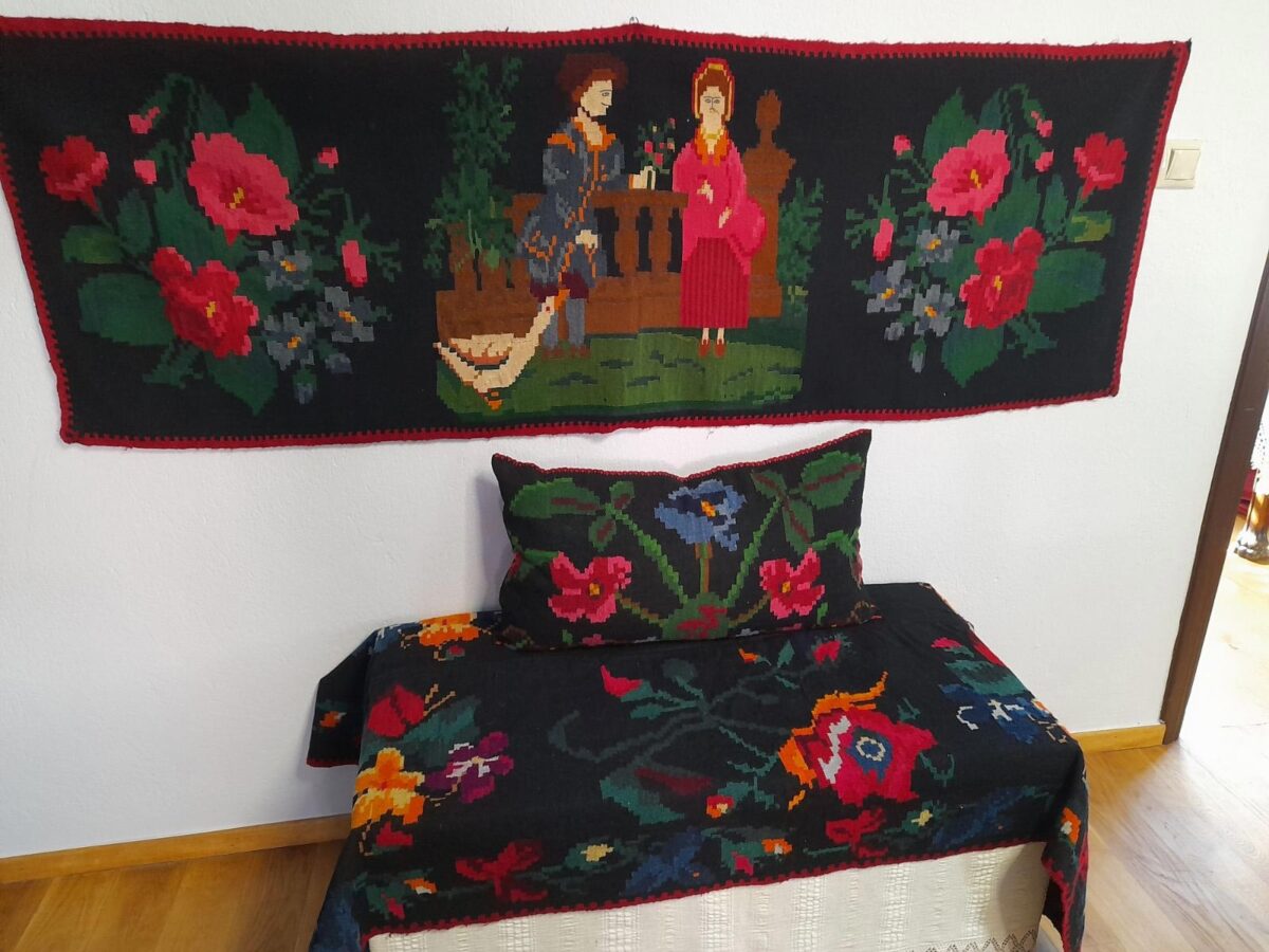 Τμήμα της συλλογής του Λυκείου Ελληνίδων Βέροιας στο Αρχοντικό Σαράφογλου. Πηγή εικόνας: Λύκειο Ελληνίδων - Παράρτημα Βέροιας (ΛΕΒ).