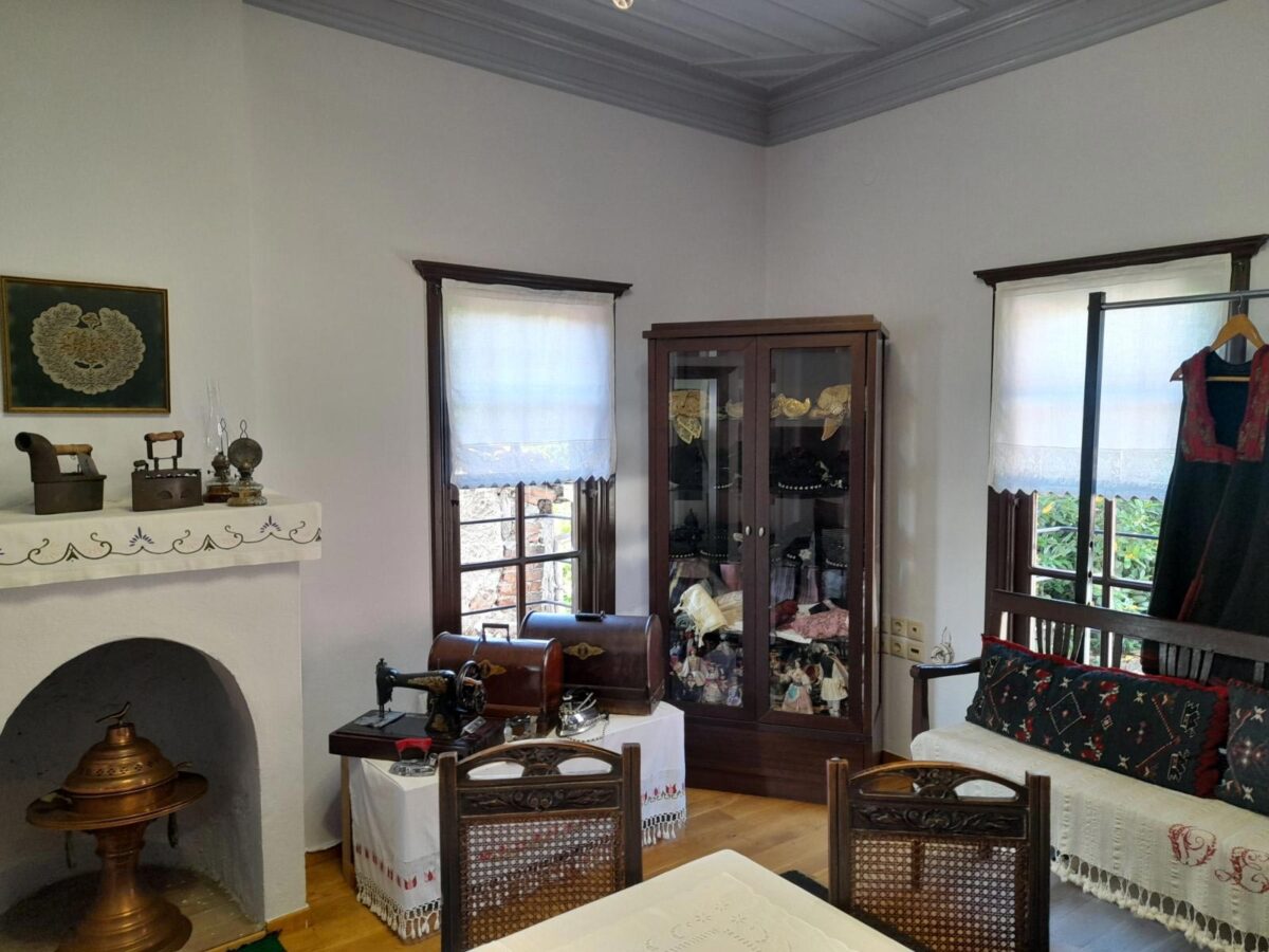 Τμήμα της συλλογής του Λυκείου Ελληνίδων Βέροιας στο Αρχοντικό Σαράφογλου. Πηγή εικόνας: Λύκειο Ελληνίδων - Παράρτημα Βέροιας (ΛΕΒ).