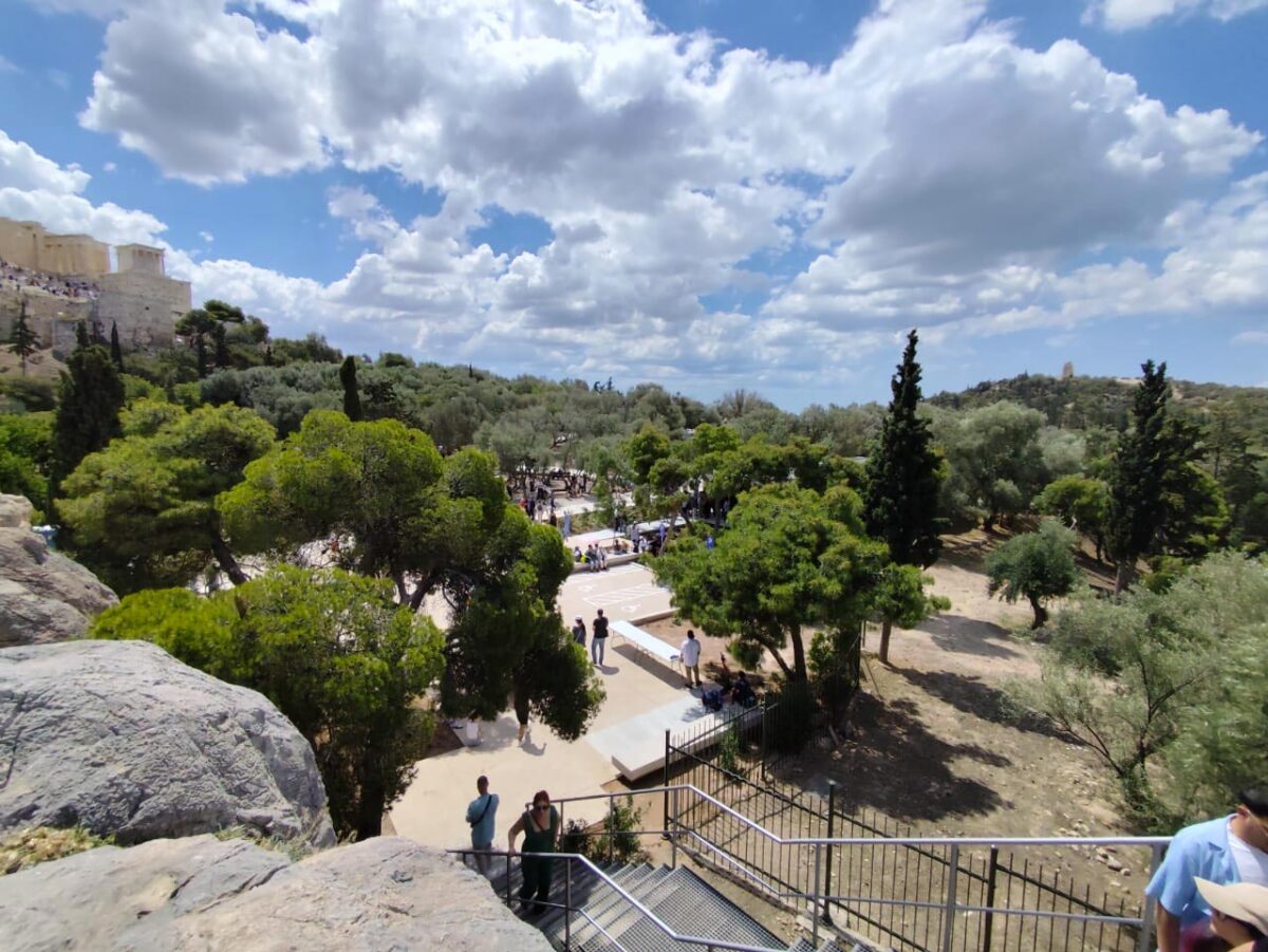 Το διαμορφωμένο πλάτωμα στα νότια του βράχου του Άρειου Πάγου. Πηγή εικόνας: ΥΠΠΟ.