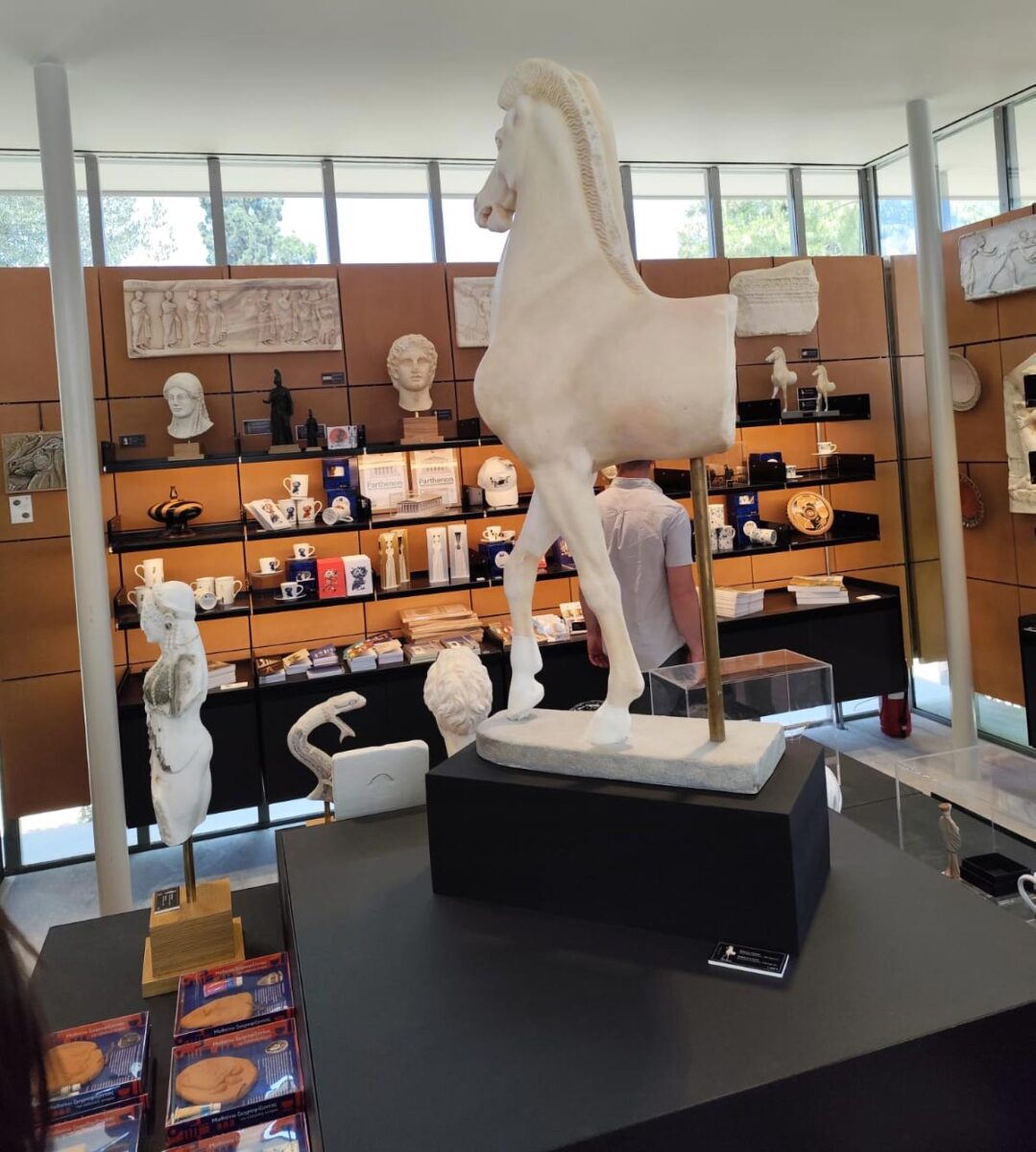 Το εσωτερικό του νέου Πωλητηρίου της Ακρόπολης. Πηγή εικόνας: ΥΠΠΟ.