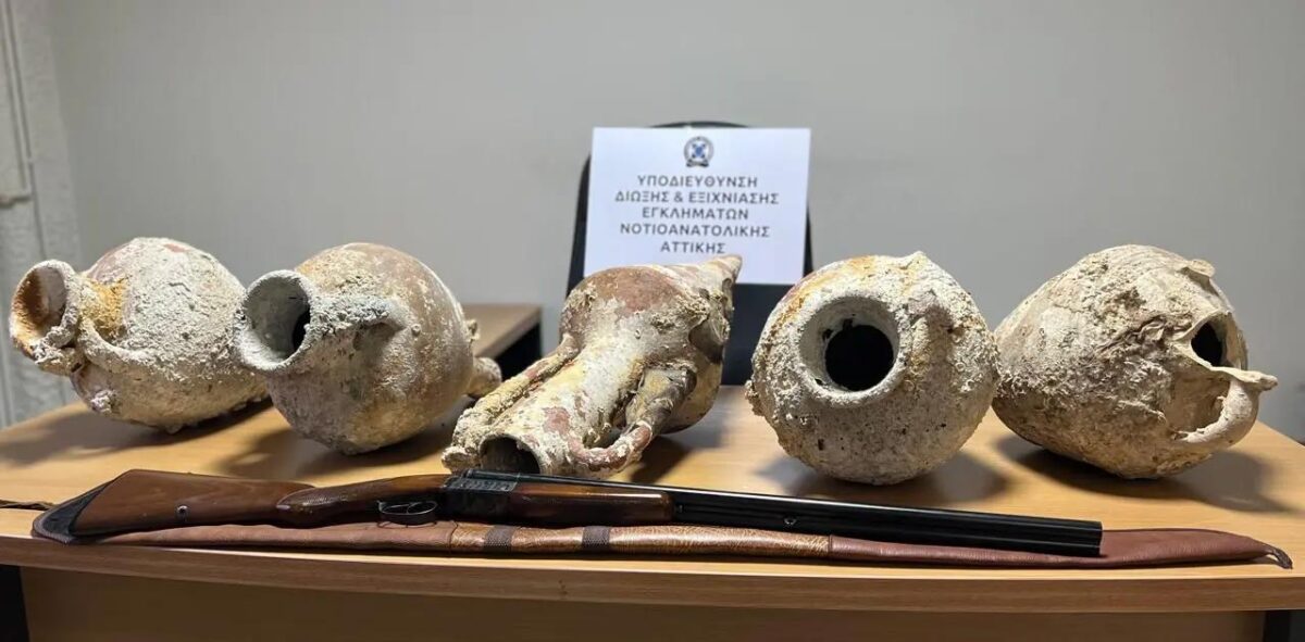 53χρονος είχε στην κατοχή του πέντε αρχαίους αμφορείς